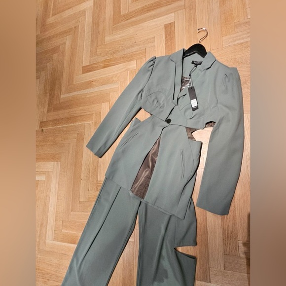 Beulah sets - DC6136 olive- cutout blazer and pants - Picture 5 of 7